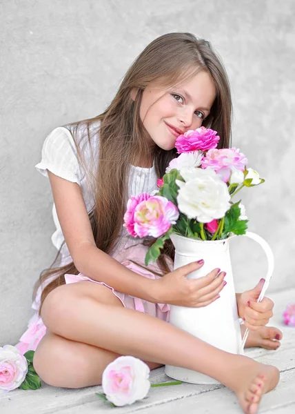 Portrait of little girl outdoors in summer — Stock Photo, Image