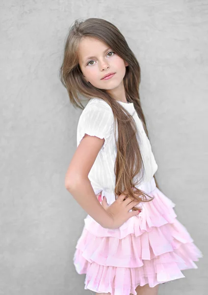 Retrato de niña al aire libre en verano —  Fotos de Stock