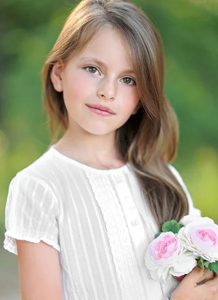 Portret van klein meisje buiten in de zomer — Stockfoto