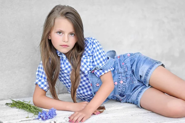 Portret van klein meisje buiten in de zomer — Stockfoto