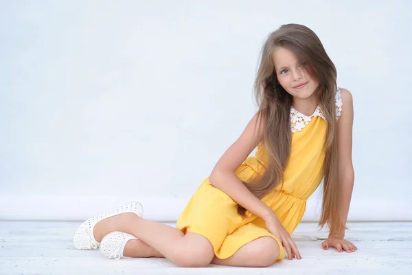 Retrato de niña al aire libre en verano —  Fotos de Stock