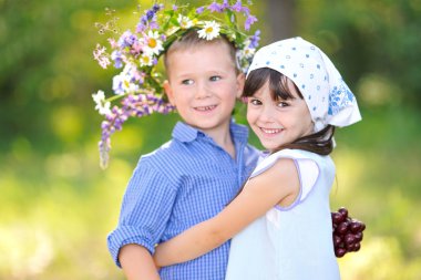 bir oğlan ve kız yaz aylarında portre