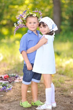 bir oğlan ve kız yaz aylarında portre