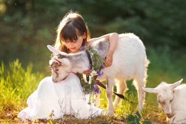 Yaz aylarında güzel küçük bir kız portresi