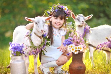 Yaz aylarında güzel küçük bir kız portresi