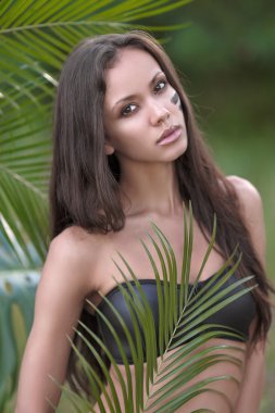 güzel bir genç kız bir mayo portresi