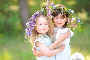 Kız villag yaz iki kız portresi