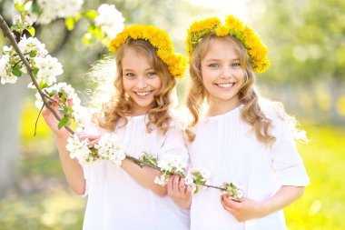 iki küçük kız ikiz portresi