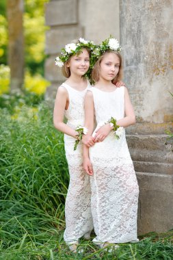 iki küçük kız ikiz portresi