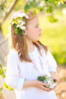 Yazın açık havada küçük bir kızın portresi.