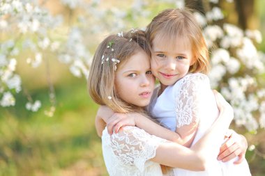 İki küçük kız kız bahar portresi