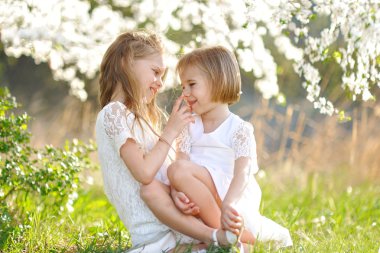 İki küçük kız kız bahar portresi