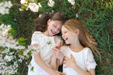 İki küçük kız kız bahar portresi