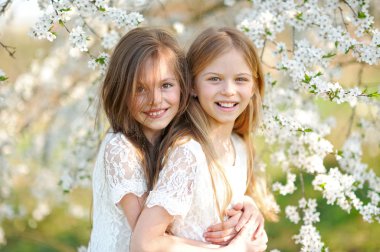 İki küçük kız kız bahar portresi