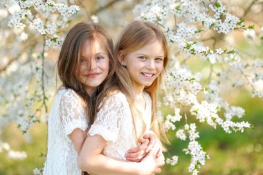 İki küçük kız kız bahar portresi