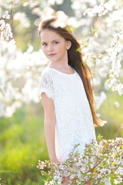 Bahar, güzel küçük bir kız portresi