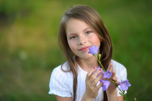 Portret van klein meisje buiten in de zomer — Stockfoto