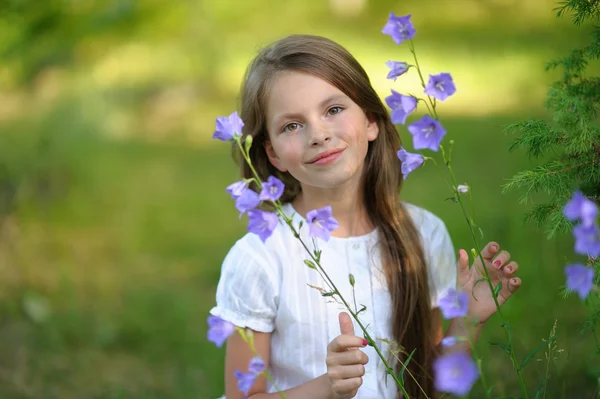 Portret van klein meisje buiten in de zomer — Stockfoto