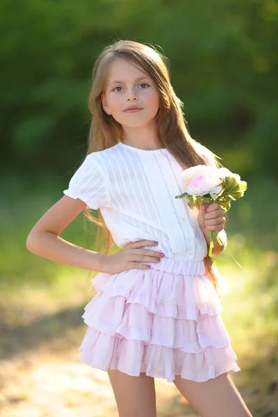 Portrait de petite fille en plein air en été — Photo