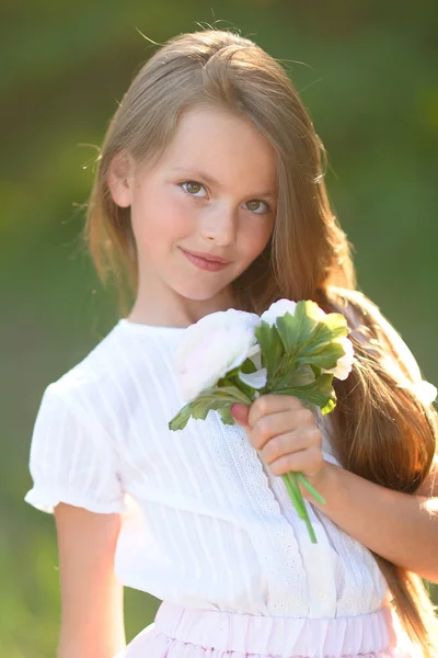 Portret van klein meisje buiten in de zomer — Stockfoto