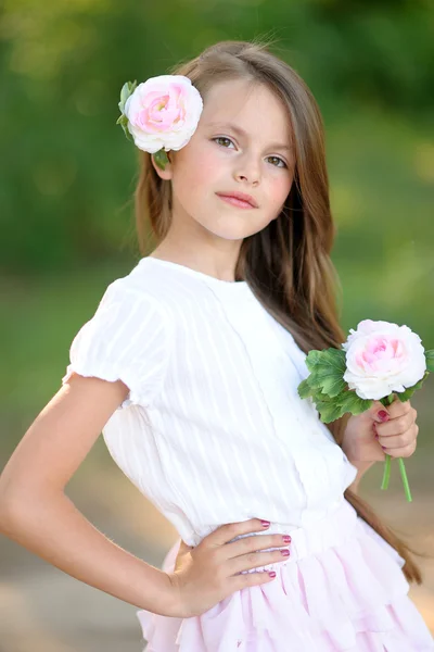 Portrait de petite fille en plein air en été — Photo