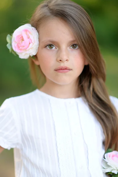 Portrait de petite fille en plein air en été — Photo