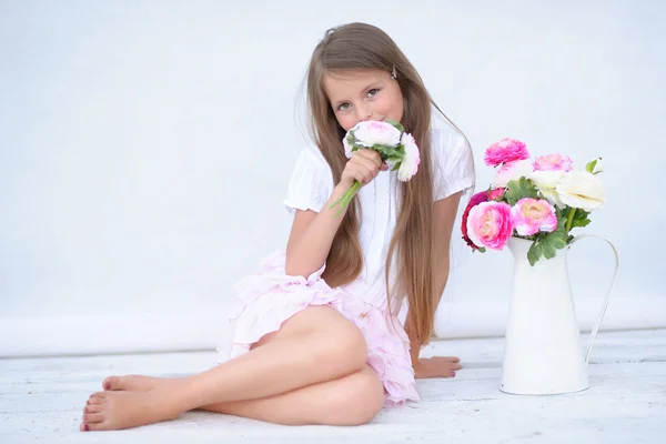 Portrait de petite fille en plein air en été — Photo