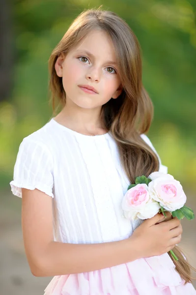 Retrato de niña al aire libre en verano —  Fotos de Stock