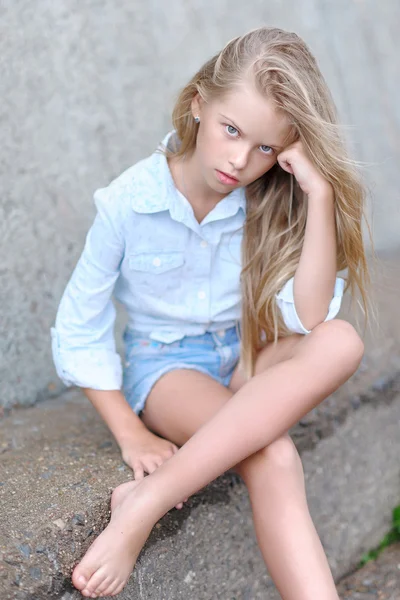 Retrato de niña al aire libre en verano — Foto de Stock