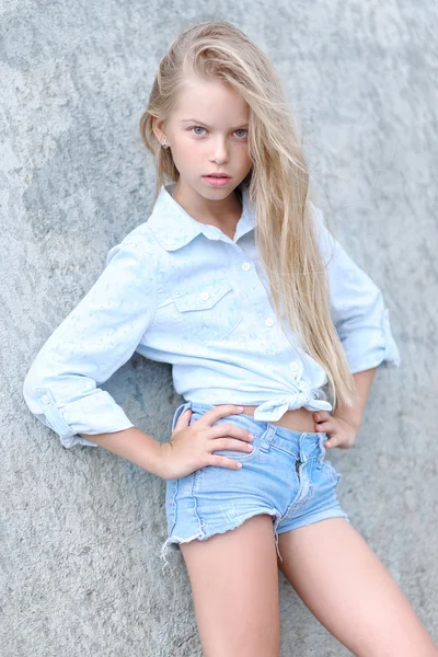 Portrait de petite fille en plein air en été — Photo