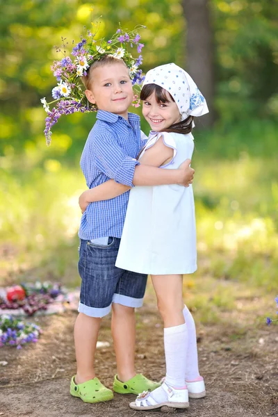 Retrato de um menino e menina no verão — Fotografia de Stock