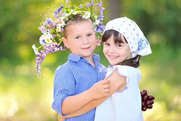 bir oğlan ve kız yaz aylarında portre