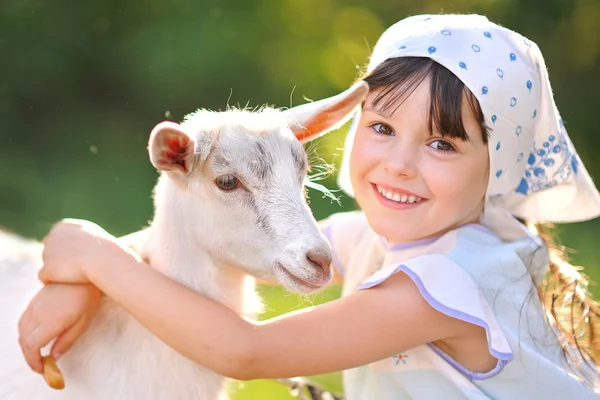 Yaz aylarında güzel küçük bir kız portresi