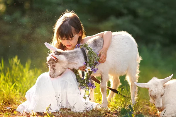 Porträtt av en vacker liten flicka i sommar — Stockfoto