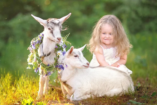 Porträtt av en vacker liten flicka i sommar — Stockfoto