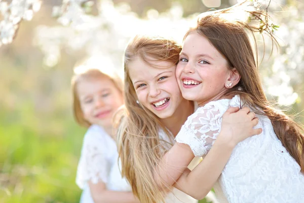 Porträt der kleinen Mädchen Schwestern im Frühling — Stockfoto