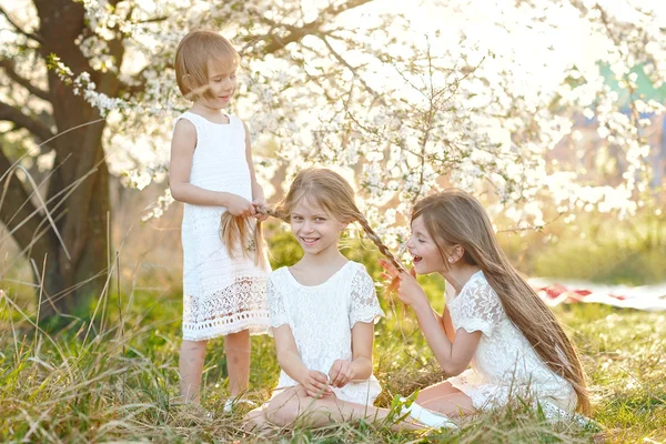Porträt der kleinen Mädchen Schwestern im Frühling — Stockfoto