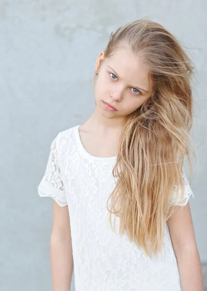 Portrait of a beautiful little girl in spring — Stock Photo, Image