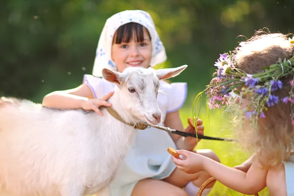 在夏天安顿在女朋友的两个女孩的肖像 — 图库照片