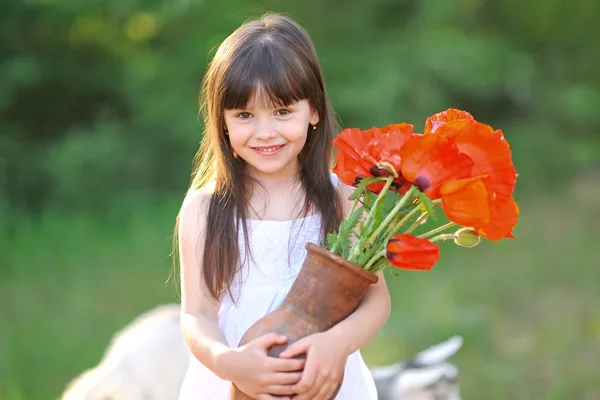 Portrait d'une belle petite fille avec du pavot — Photo