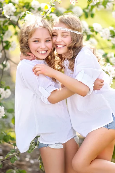 Retrato de duas meninas gêmeas — Fotografia de Stock