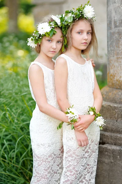 iki küçük kız ikiz portresi