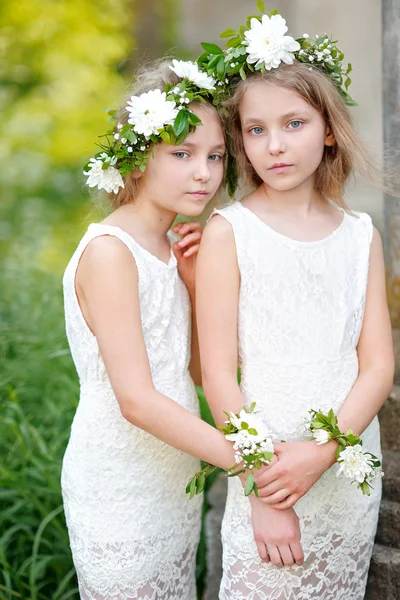 Porträt zweier kleiner Mädchen Zwillinge — Stockfoto