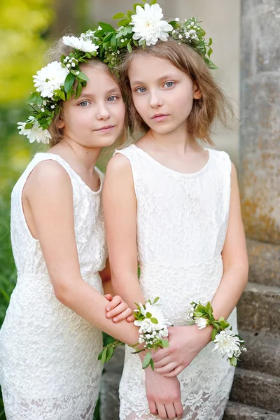 Porträt zweier kleiner Mädchen Zwillinge — Stockfoto