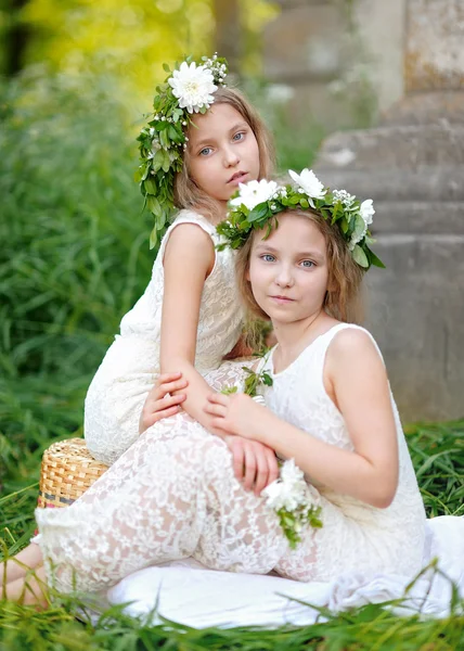 Porträt zweier kleiner Mädchen Zwillinge — Stockfoto