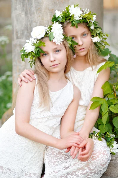 Porträtt av två små flickor tvillingar — Stockfoto