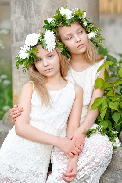 Porträtt av två små flickor tvillingar — Stockfoto