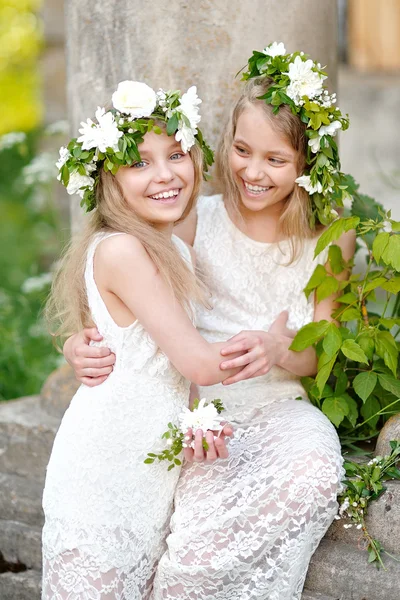 Porträt zweier kleiner Mädchen Zwillinge — Stockfoto