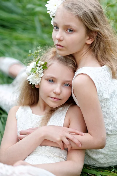 iki küçük kız ikiz portresi