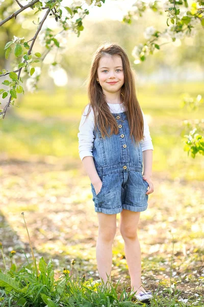 Portrait of little girl outdoors in summer — Stock Photo, Image